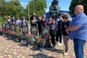 «Щоб не робив, бачу пораненого сина»... 14 дронів з іменами Героїв полетіли до бійців «Азову»