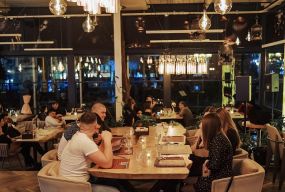 Впливають події в країні та неплатоспроможність: чому вінничани стали рідше ходити у ресторани