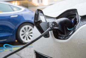 Різниця до 21 тисячі гривень на рік. Де електромобіль заряджати вигідніше