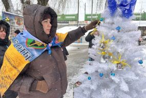 «Уявіть, що це ваш батько, брат, коханий»: у Жмеринці встановили ялинку з портретами зниклих безвісти