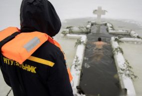 Як вінничани занурювалися на Водохреще: фоторепортаж