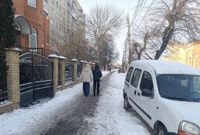 Як прибирають сніг у вашому дворі? Ми запитали вінничан