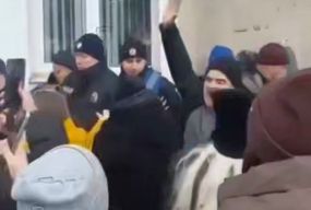 Протест переріс у розправу: у Могилів-Подільському учасники акції побили керівника РЕСу