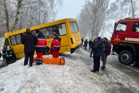 Пасажирський автобус з’їхав у кювет на трасі Тиврів-Вінниця: є постраждалі
