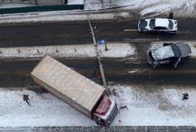 Фура знесла електроопору на вулиці Князів-Коріатовичів. ОНОВЛЕНО