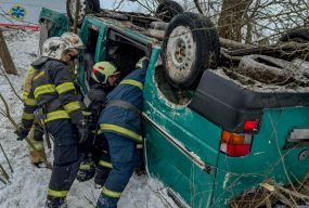 Смертельний виліт у кювет: мікроавтобус із людьми розбився між Бубнівкою та Дмитренками