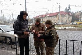 Представники ТЦК відібрали у вас телефон? Цього робити не можна, але є нюанси