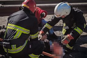 Моторошна аварія біля Гостинного: водія викинуло з авто після удару об відбійник