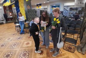 «Гроші передам дядькові для ЗСУ»: 20 дітей полеглих Героїв отримали стипендії з Америки