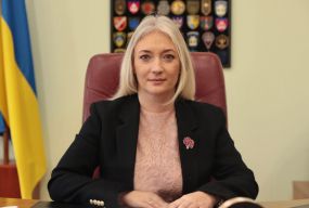 Подарована машина чоловіку, продана сестрі квартира... Що знайшли у новій декларації Заболотної?