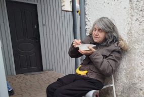 «Добре хоч поїсти винесли»: жінці з першою групою інвалідності не дали зустрітися з сином у ВСП