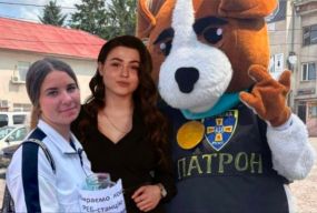 «У військкомат не пустили, з поліції вигнали»: як учениці з псом Патроном зібрали для армії майже 200 тисяч