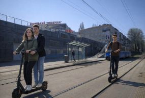 Пішоходи проти електросамокатів: чому місто не може їх заборонити