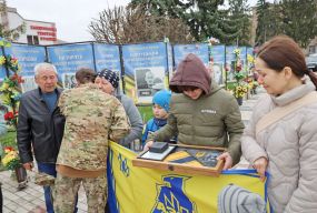 «Тато сильний, його не могли вбити». Синові «азовця» побратими вручили «Золотий хрест» — нагороду батька