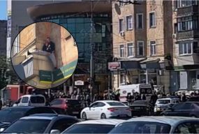 Навпроти Центрального ринку чоловік заліз на будівлю та погрожує самогубством