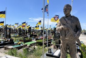 Майорять сотні стягів: який вигляд має Алея Героїв на Сабарівському цвинтарі