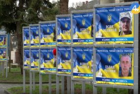 Чи потрібна у Вінниці алея з фото військових, які в полоні? Ми запитали