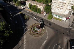 Замість клумби — паркінг. Як хочуть змінити перехрестя біля Театральної?