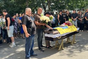 «Мій брат. Моє сонце». Вінниця попрощалася з Віктором Гусляковим, який живцем згорів від удару дрона