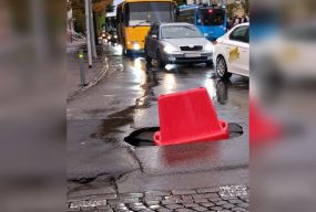 На перехресті Соборної та Театральної провалився асфальт