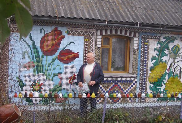 Чоловік у Літині «розфарбував» свою хату кришечками від пластикових пляшок