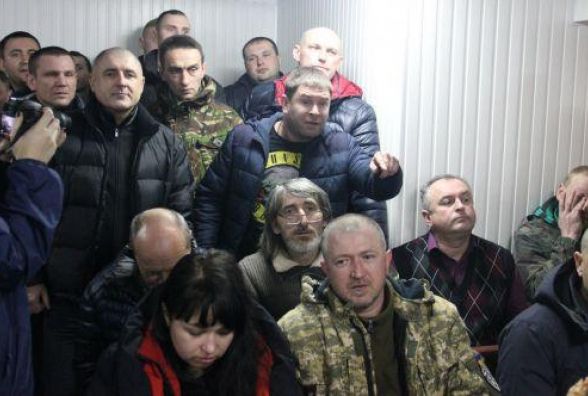 Скандал у Калинівці: "Там хлопці в холоді й голоді, а ви тут іномарку за мільйон хочете!"