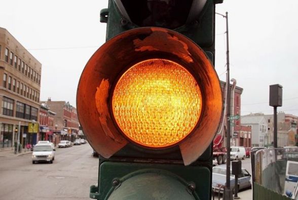 В Україні можуть скасувати жовтий сигнал світлофора (ОПИТУВАННЯ)