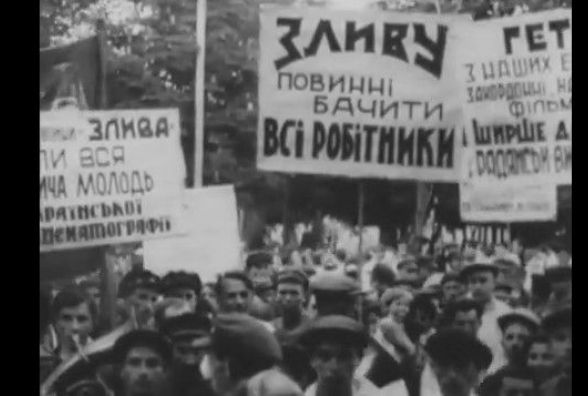 Вінниця 1929 рік: Історики показали, як люди з транспарантами йшли у кіно