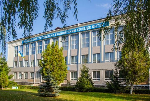 Міс торговельно-економічного коледжу змайструвала сукню із дисків, а віце-міс – із грошей