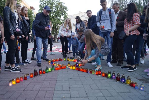 Запалили лампадки за понад тисячею вінничан, які померли від СНІДУ
