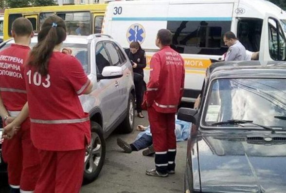 Біля Центрального ринку помер чоловік. На місці працюють медики та «копи»