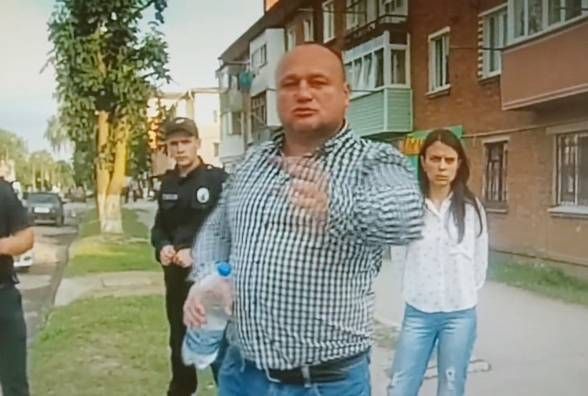 Суд оштрафував чиновника, який їздив п’яним, лаявся та розбив людині смартфон