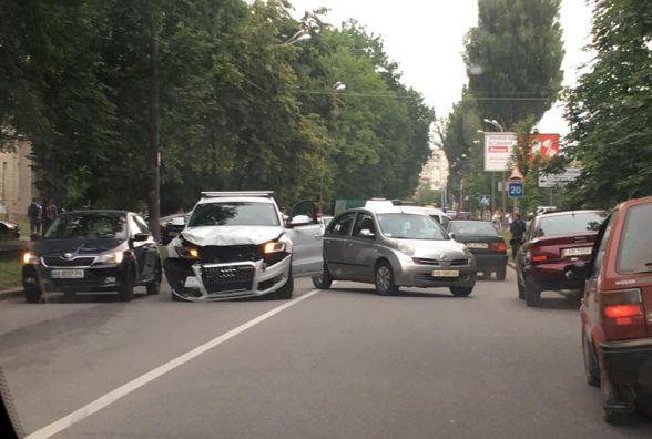 "Скільки ж там машин?" На Первозванного не розминулися три іномарки