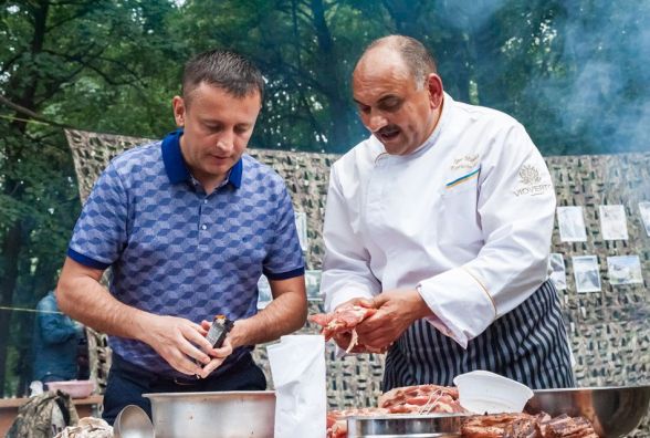 Як народний депутат частував вінничан на фестивалі польової кухні ( Прес-служба Сергія Кудлаєнка)