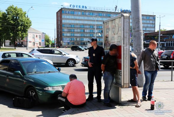 Чи треба така поліцейська робота? «20 хвилин» зібрав докази у фото та відео
