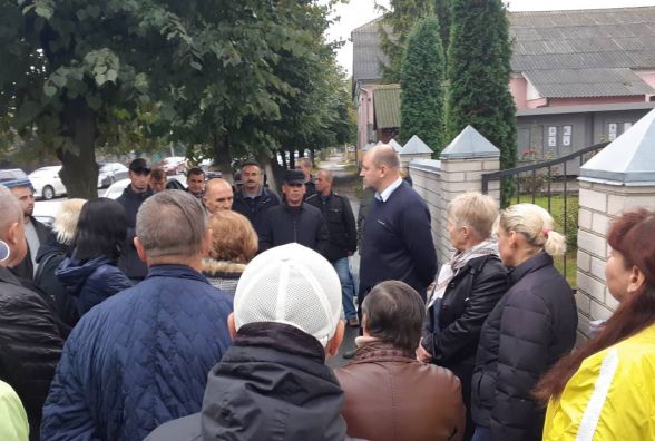 Протест під поліцією у Хмільнику: все через пограбування мами загиблого спецназівця і вандалізм
