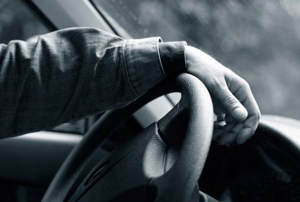 Трагедія у Хмільнику: в машині знайшли мертвими чоловіка та молоду дівчину