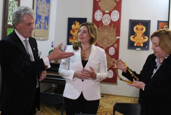 «Щоб Вінниця світила, як зірка Астерія». Ющенко вручив музею копію бурштинового намиста