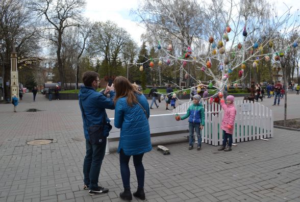 Дерево Воскресіння: на площі біля вежі встановили дерево з півсотнею писанок