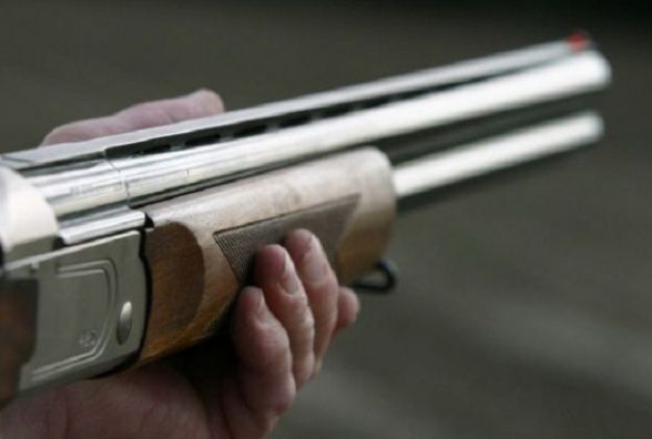 У Хмільнику депутат направив зброю на чоловіка, змусив лягти на землю та побив його