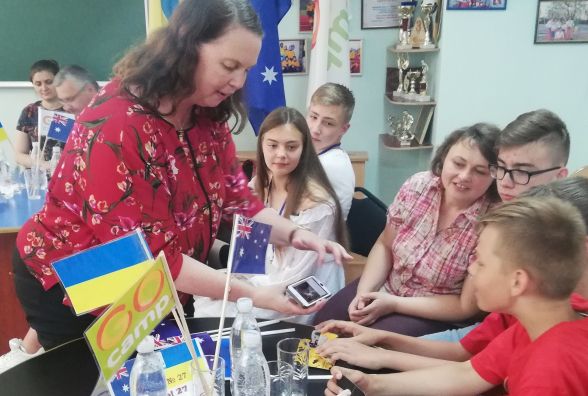 «Ви можете прийняти посла Австралії?» Дипломат роздавала у Вінниці кенгуру і коал