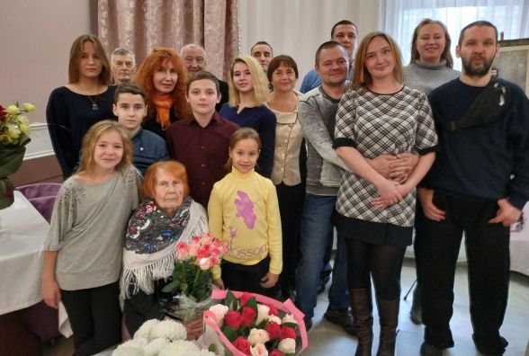 Яка красива іменинниця у свої 100! Сотий ювілей вінничанка відзначає у розважальному закладі