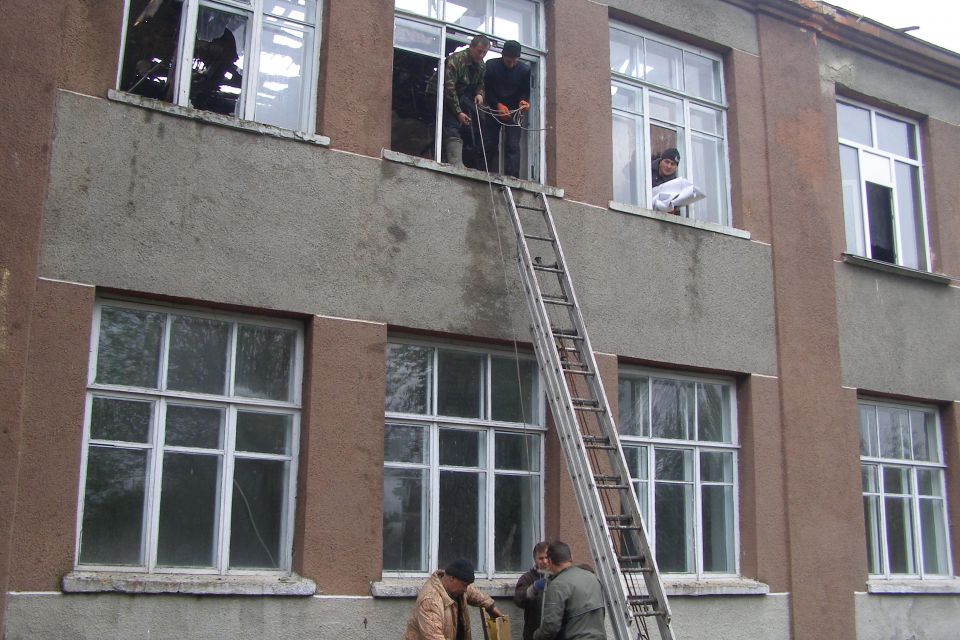 Через блискавку загорілася школа, а в сусідніх будинках розплавилися  супутникові антени