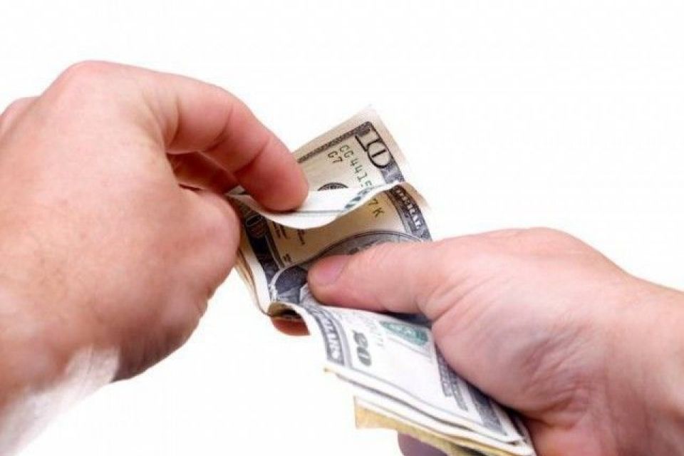 Вінницький слідчий крав речові докази: цупив гроші, золото заносив у ломбарди