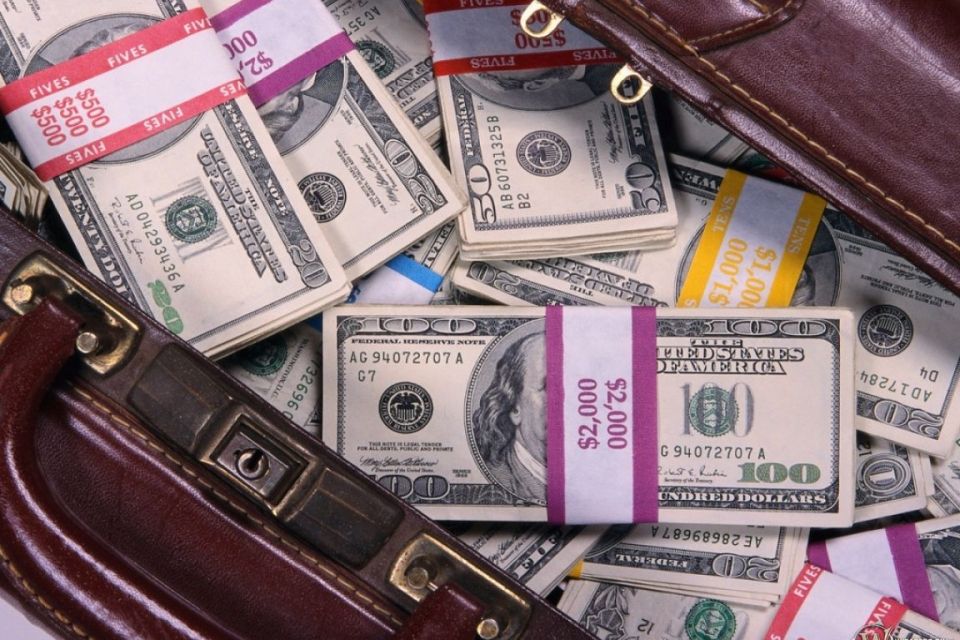Посетитель винницкого ресторана забыл там сумку набитую пачками долларов (Новости компаний)