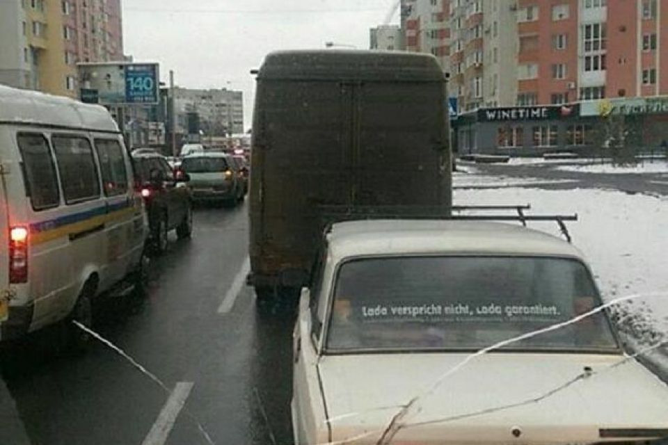 На Князiв Кoрiaтoвичiв «поцілувалися» два авто. Через це утворився затор