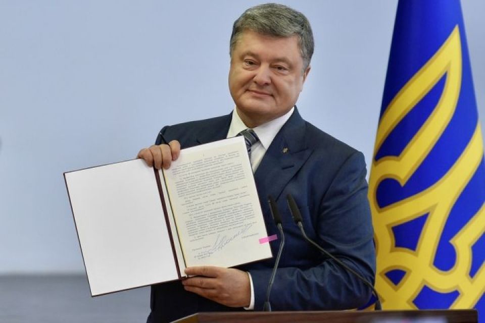 Порошенко підписав закон про пеню та абонплату на комуналку