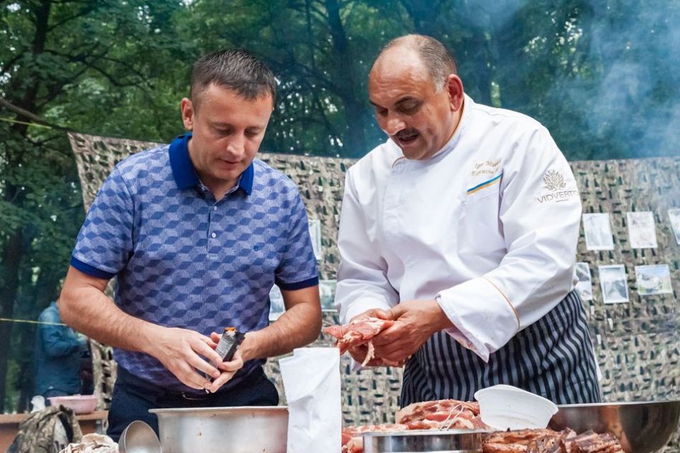 Як народний депутат частував вінничан на фестивалі польової кухні ( Прес-служба Сергія Кудлаєнка)