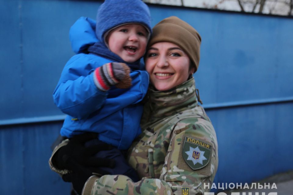 Зворушливий фоторепортаж: спецзагін поліцейських з Вінниці вирушив у зону ООС