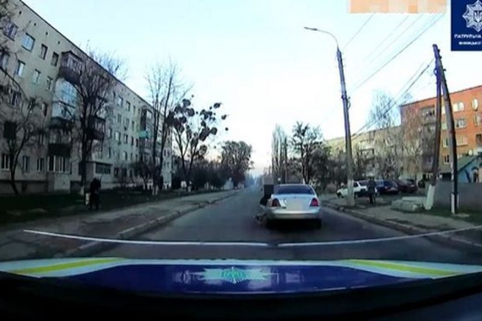 Водій Rover протягнув кілометр чоловіка, який повис на дверцятах. Відео погоні